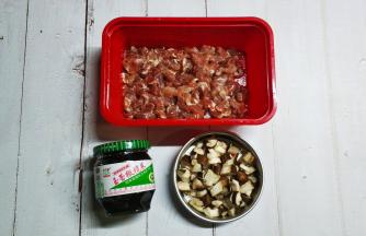 牛肉切粒，用油、盐、糖、淀粉腌30分钟；鲜菇洗干净切粒，橄榄菜备用