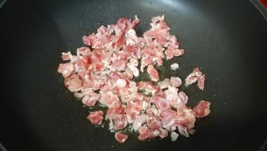 锅里热油放入牛肉粒煸香