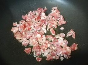 锅里热油放入牛肉粒煸香