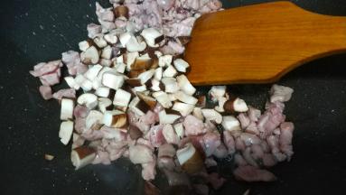 倒入鲜菇粒继续煸炒均匀