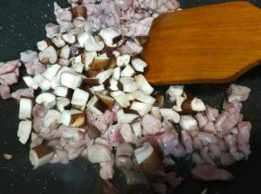 倒入鲜菇粒继续煸炒均匀