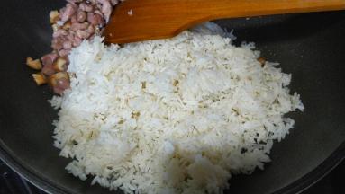 将牛肉鲜菇推到边上，放入剩米饭
