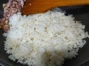 将牛肉鲜菇推到边上，放入剩米饭