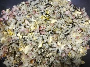 打入鸡蛋或事前先将鸡蛋炒熟再放进去一起炒均匀即可