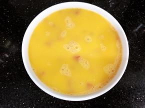 调好的蛋液与牛肉碎混合后，倒入碟中