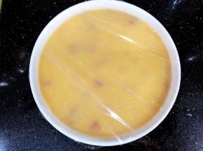 用保鲜膜封好蒸盘