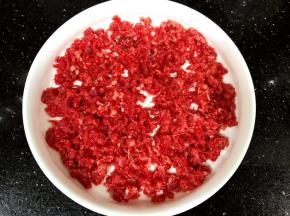 牛肉剁碎，用少许的油和淀粉抓匀