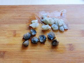 首先将虾去头，去皮，去虾线，海参去内脏，切小块。