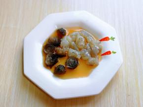 切好的海参与虾仁放入盘中，加入料酒腌制10分钟。