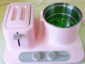 锅中加入水烧开，下豌豆，大档煮2分钟，捞出淋干水分。