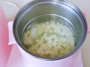 豆腐开水中烫一下捞出淋干水分。