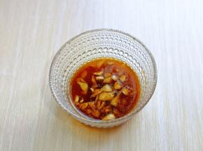 蒜去皮切碎，加入碗中，再加入生抽，十三香，盐，少许清水搅拌均匀备用。