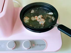 起油锅，加入腌制好的虾与海参，煸炒至变色盛出备用。