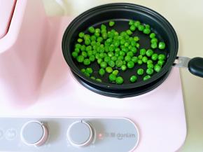 另起油锅，加入焯水的豌豆煸炒。