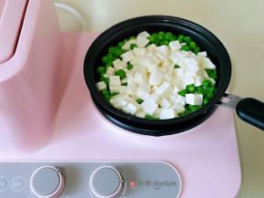 再加入豆腐块。(不要用铲子，避免豆腐碎)