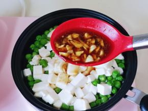 加入调味料，煮炖2分钟。