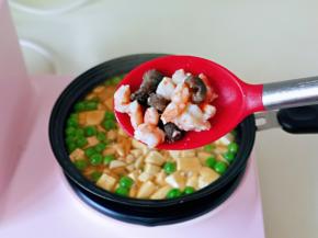 再加入炒过，虾仁和海参。