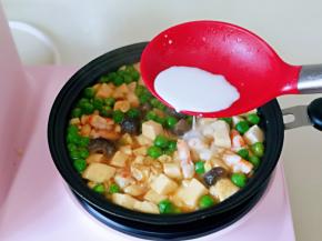 淀粉加入水化开，倒入锅中，煮沸至粘稠断电。