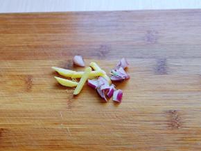 姜切丝，洋葱切碎。