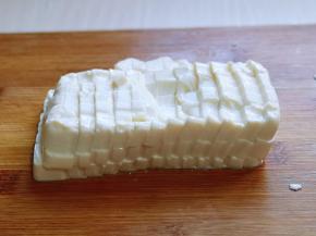 豆腐从盒中取出，切小块。