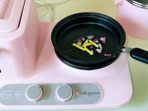 起油锅，加入洋葱，姜丝煸炒。