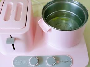 煎炒出香味的姜丝倒入汤锅中，加入纯净水，烧开。