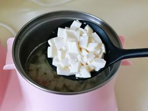 再加入切好的豆腐，再次煮沸。