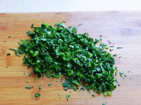 青菜切碎。