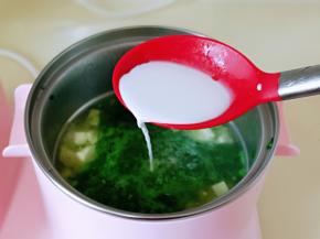 淀粉用水化开，淋入汤中勾芡，再次煮沸。