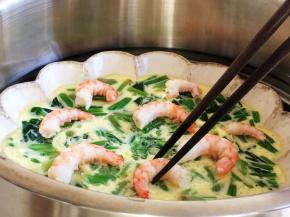 蛋羹时间到，去掉保鲜膜，将虾仁码放在蛋羹的表层，小火再虚蒸一二分钟即可。