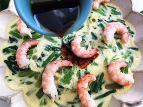 出锅，淋上搅拌融合的香油、生抽，可以享用了，这道蒸菜，入口咸鲜，保留了菠菜脆脆爽爽的口感，QQ的虾肉鲜甜美味，早餐既节省时间，又营养丰富，还特别开胃，适合全家老少食用！