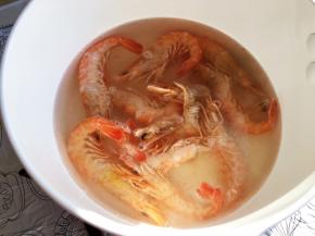 这个时间处理虾，洗净去虾线，水沸入锅煮一分多钟，虾变色弯曲，捞出，去头去壳。