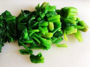 菠菜切1.5厘米小段。