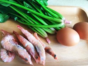 食材一览图，菠菜选用红根的，菠菜根部营养占茎叶部的70%，一定不要扔掉吆！