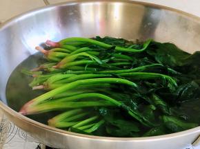 水沸加盐，洗净的菠菜焯烫约一分钟，捞出过冷水后沥干。