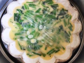 覆盖保鲜膜，冷水入锅，上汽后蒸八九分钟。