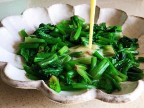 将蛋液过筛淋在菠菜上。