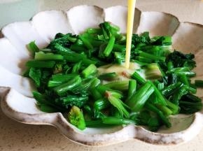 将蛋液过筛淋在菠菜上。