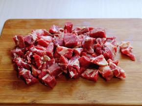 将牛肉切小块。(块切的不要太大)