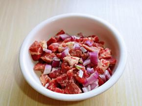 切好的牛肉放入大口器具中，加入切好的洋葱。