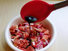 加入生抽。(蚝油也可以)