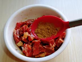 再加入胡椒粉。