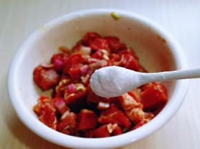 按个人口味加入盐调味，抓拌均匀，腌制1小时以上。(我腌制了2个半小时)