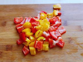 黄红椒洗干净去根去籽，切小块。