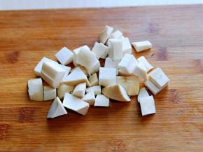 杏鲍菇洗干净，切小块。