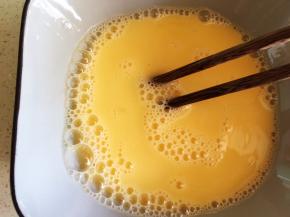 鸡蛋打散加入温开水拌匀。