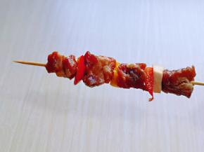 取一根牙签，一块肉，一款杏鲍菇，一块彩椒，这样串起来，依次串完。