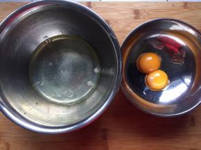 蛋白和蛋黄分离，蛋白盆中应无油无水无蛋黄