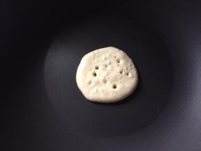 小火煎至表面有气泡状态，翻面