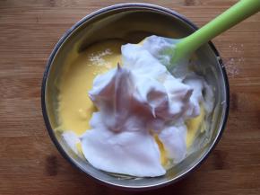 分一半蛋白到蛋黄糊中，翻拌均匀